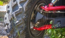 Dual front hydraulic disc brakes with large 190 mm rotors provide strong stopping power. The brake calipers feature a built-in scraper system that removes mud and snow from inside the front wheel to help prevent build-up of debris between caliper and rim for consistent braking performance. Inboard rear disc brake is mounted on the rear driveshaft, reducing unsprung weight and keeping the disc out of harm’s way in rugged conditions.