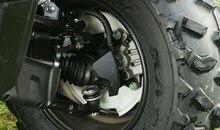 Les freins à disque hydrauliques avant de grand diame`tre (190 mm) offrent une puissance de freinage supérieure et uniforme. Le frein arrie`re à tambour est situé à l’intérieur de la roue arrière droite pour une durabilité et une garde au sol accrues.